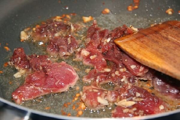 Cho thịt bò vào chảo dầu chiên đều 2 mặt