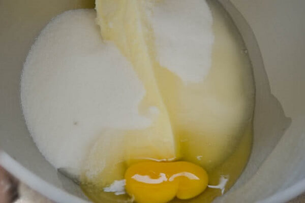 Đập thêm 2 quả trứng gà vào trong hỗn hợp