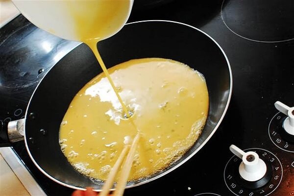 Trứng cho vào trong chảo nóng già với dầu