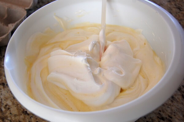 Cho trứng+ bơ + đường trắng vào một cái tô kích cỡ vừa và dùng tay bạn đánh