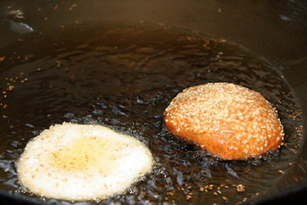 Cho vào chảo một lượng dầu ăn vừa đủ ngập mặt bánh khi chiên