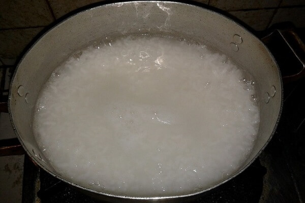 Gạo vo sạch cho vào nồi nấu cháo cho mềm
