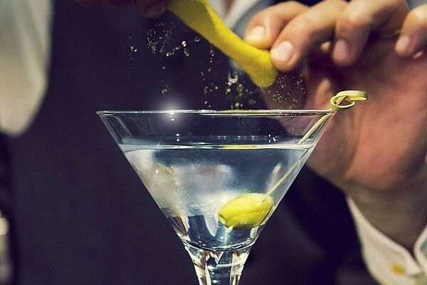 Sử dụng chiếc ly Martini để chứa cocktail chanh