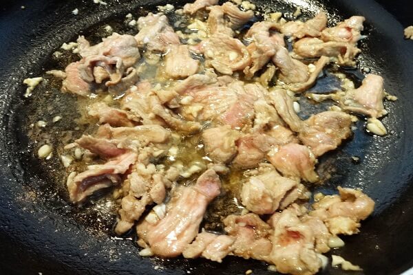 Bắc chảo lên bếp cho dầu vào chờ cho nóng lên rồi cho thịt bò vào xào sơ với thịt bò