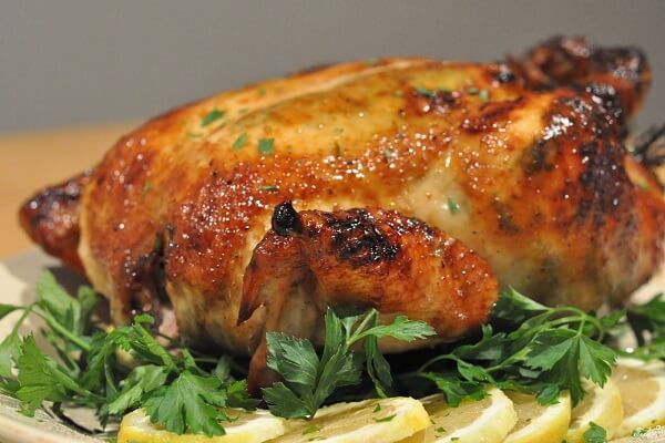 Cho gà vào móc nướng rồi nhấc vào lu nướng 25 tới 30 phút