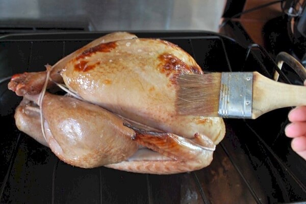 Sau khi gà đã thấm đều gia vị bạn vớt gà ra, để ráo nước