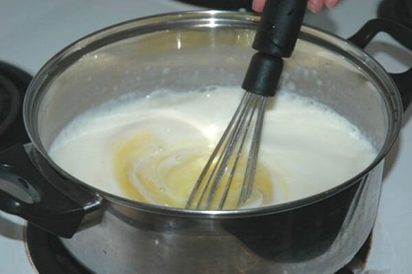 Cho sữa vào trong hốn hợp trứng đường