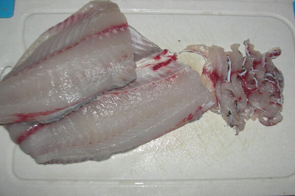 Phi lê thịt cá riêng rồi cắt thành lát mỏng chéo