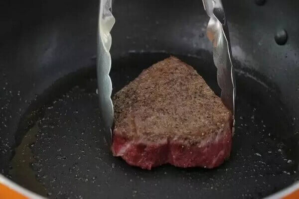 Để miếng thịt trong khoảng thời gian tầm khoảng 3 đến 4 phút