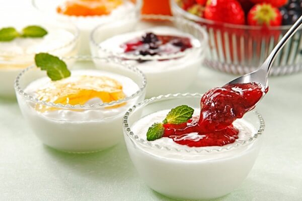 Sữa chua trái cây là món ăn giải nhiệt rất thích hợp ăn trong mùa hè đầy oi bức.