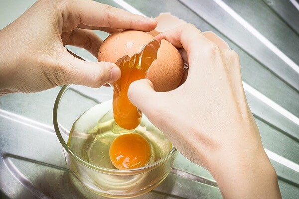 Trứng bạn đập vào một cái tô