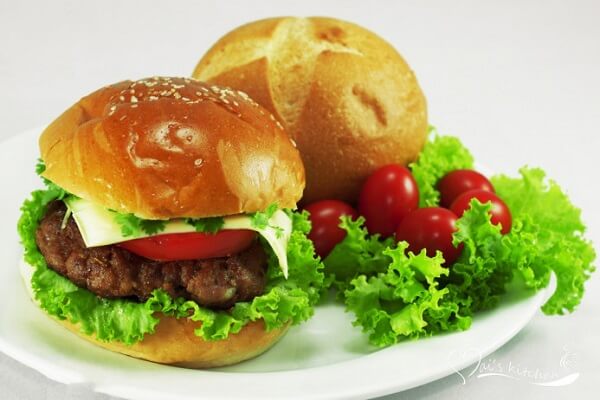 Cách làm bánh mì hamburger kẹp thịt bò băm ngon như ngoài KFC