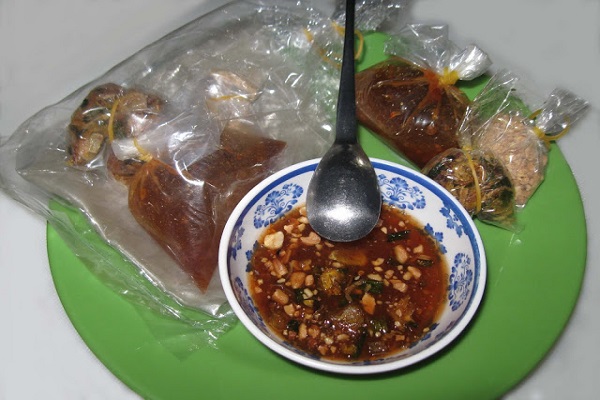 Cách làm nước sốt chấm bánh tráng me Tây Ninh