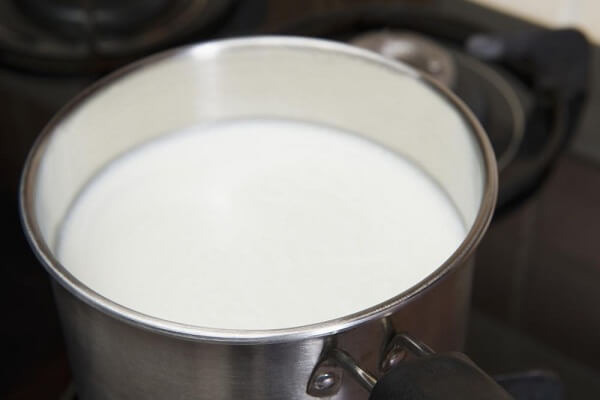 Đổ khoảng 3,8 l sữa vào một chiếc nồi lớn