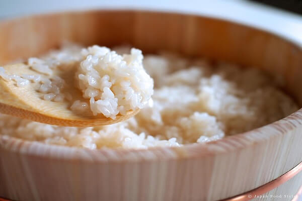 Gạo Nhật các bạn đem vo sạch rồi nấu chín