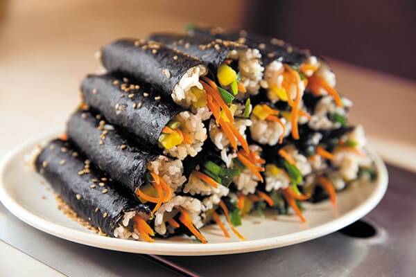Sushi thì được cuốn bằng rong biển hoặc bằng hải sản