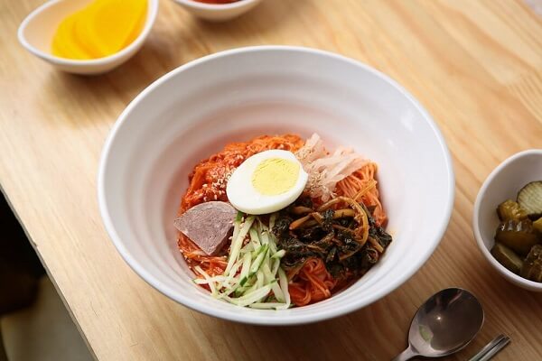 Kimchi Bibim Guksu – Mì trộn kim chi