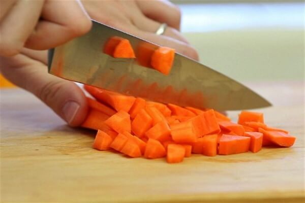 Cà rốt gọt bỏ vỏ, rửa sạch rồi cắt hạt lựu nhỏ