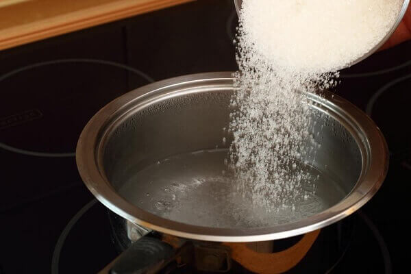 Cho 80ml nước lạnh với đường và siro ngô vào một chiếc nồi nhỏ