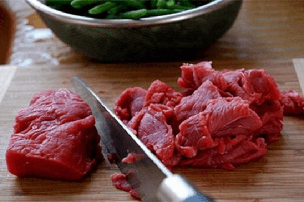Thịt bò mềm bạn cắt mỏng rồi ướp với ít gia vị