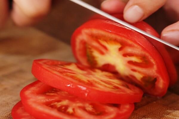 Cà chua: Rửa sạch, cắt khoanh tròn để trang trí