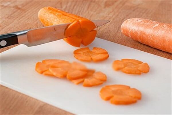 Cắt cà rốt thành từng miếng nhỏ
