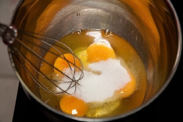 Đánh tan 4 trứng gà ta cùng 150gr đường cát