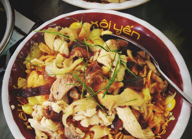 Xôi Yến là món ăn đêm thuộc dạng nổi tiếng, lâu đời nhất Hà Nội