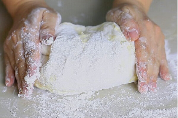 Các bạn chú ý chúng ta càng nhào bột lâu thì bánh sẽ càng ngon
