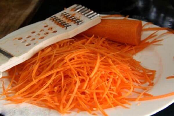 Để tăng thêm màu sắc bắt mắt cho món ăn bạn nên bào thêm cà rốt sợi