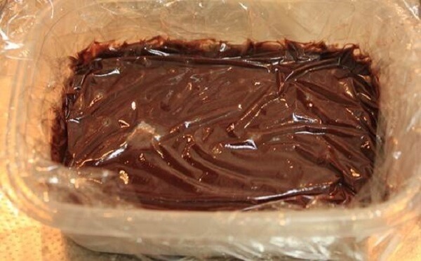 Khuôn đổ chocolate cần được lót một lớp nilon
