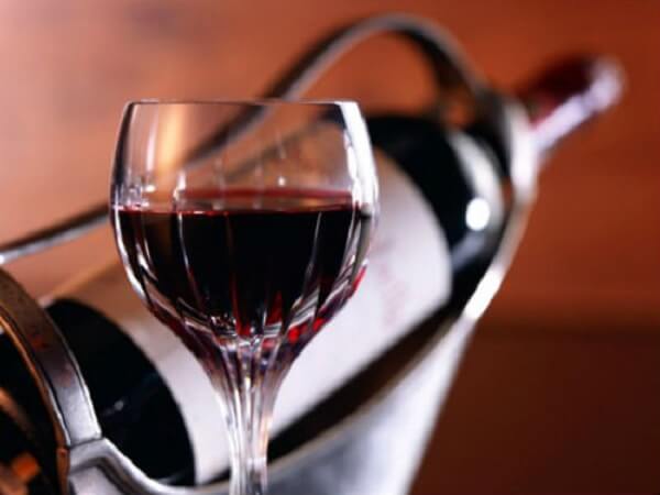 Rượu làm bằng nho đen, hay tím thẩm, cho ra rượu màu tím rất đẹp