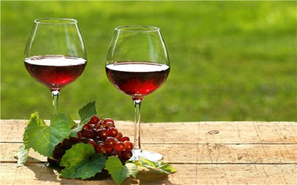 Rượu nho chứa nhiều acid amin, khoáng chất và vitamin