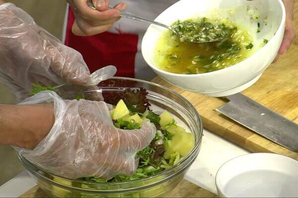Cách làm salad cá ngừ ngon miệng lại đẹp da