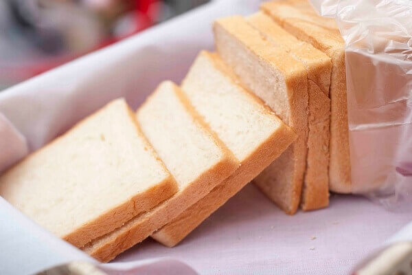 Bánh mỳ gối, các bạn lấy phần ruột bánh, thái thành những miếng hình vuông