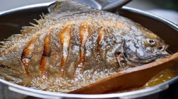 2 cách làm cá chiên nước mắm, cá chiên sả ớt thơm ngon trong bữa cơm gia đình Việt 1