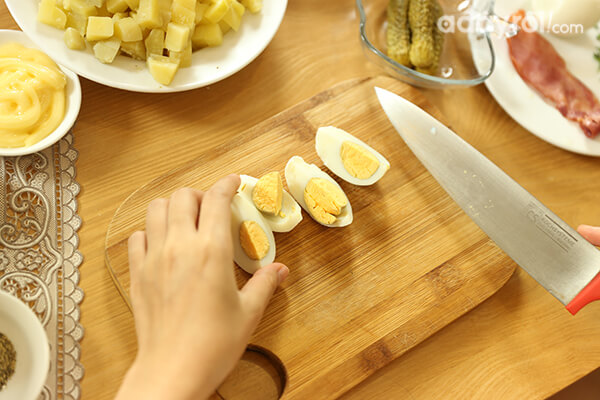 Nếu bạn dùng trứng gà thì nên cắt nhỏ kiểu múi cau.