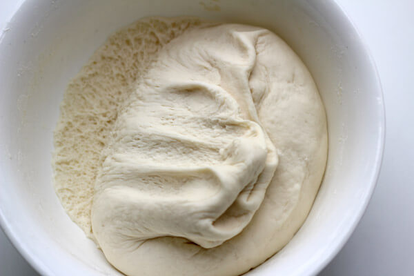 Cho bột mì vào 1 tô lớn, trộn đều với đường và muối.