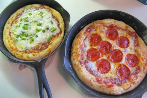 Cách làm Pizza bằng chảo chống dính hoặc nồi cơm điện tại nhà chỉ 15p