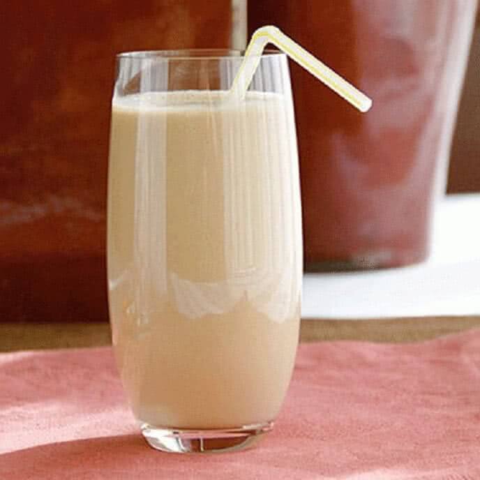 Một ly sữa đậu phộng thơm thơm ngon hoà quyện giữa vị bùi béo của đậu phộng