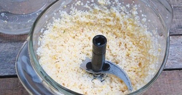 Gạo và đậu xanh sau khi ngâm đem đãi sạch, rồi cho vào máy xay