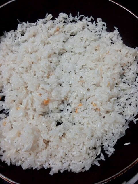 Cho gạo vào rang thơm cùng tỏi