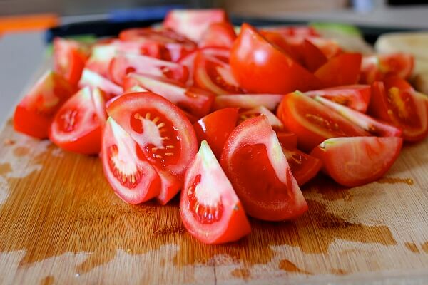 Cà chua thì các bạn hãy rửa thật là sạch sẽ và bổ múi cau