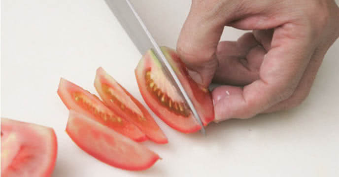 Cà chua cắt thành hình múi cau