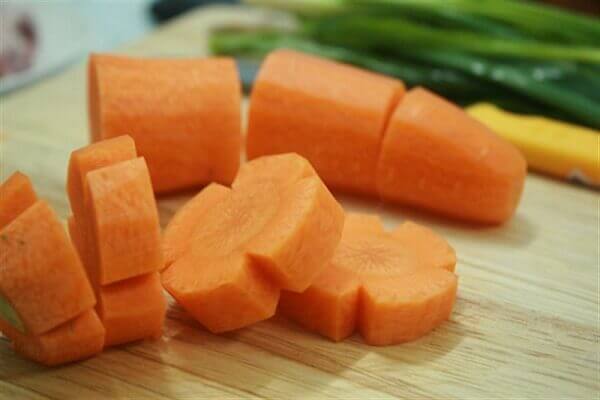 Cà rốt các bạn gọt vỏ, rồi rửa sạch, và cắt nhỏ