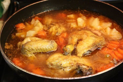 Thịt gà gần mềm, thì cho khoai tây và cà rốt vào, và tiếp tục nấu.