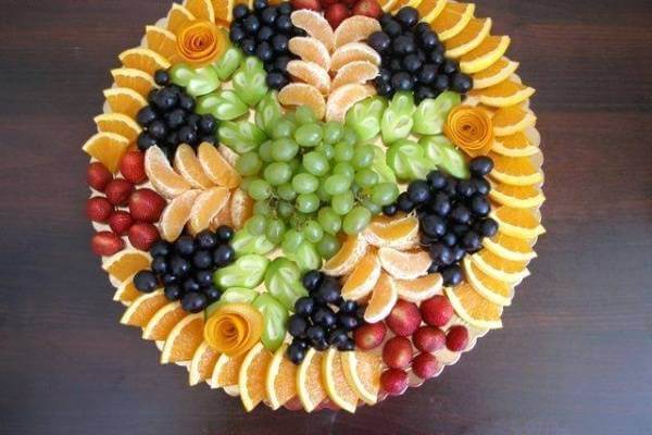 Một sự sắp xếp đầy khoa học và mang tính cân đối từ nhiều loại trái cây đủ sắc màu đã tạo nên một tác phẩm nghệ thuật ngọt ngào phải không?