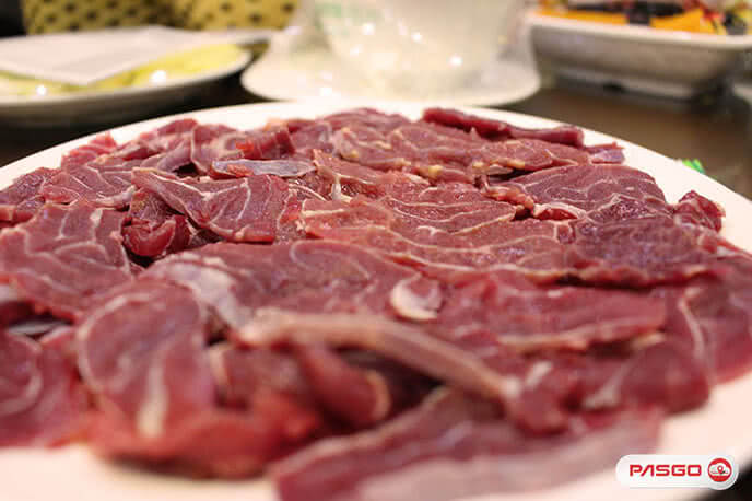 Thịt bò tươi ngon lên đĩa đầy đặn tại nhà hàng
