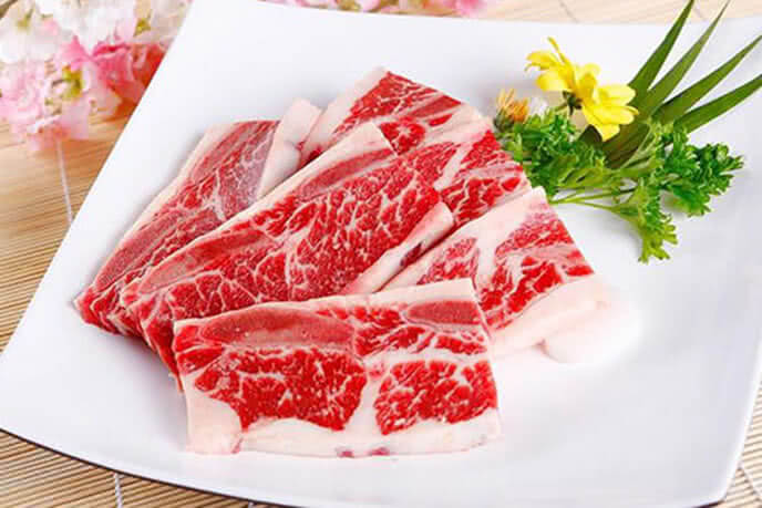 Thịt bò được cắt lát vừa ăn