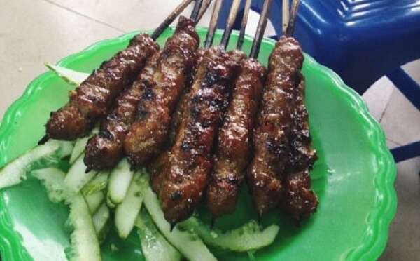 Thịt xiên Bà Ngà nằm trên con phố Quang Trung
